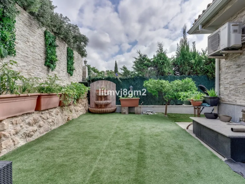This luxurious four-bedroom villa, located in the peaceful area of lower Artola / Hacienda Las Chapas, just 5 minuntes walk to the sea, is the epitome of elegance and comfort. Boasting a classic design with high-end finishes, the property features an abun
