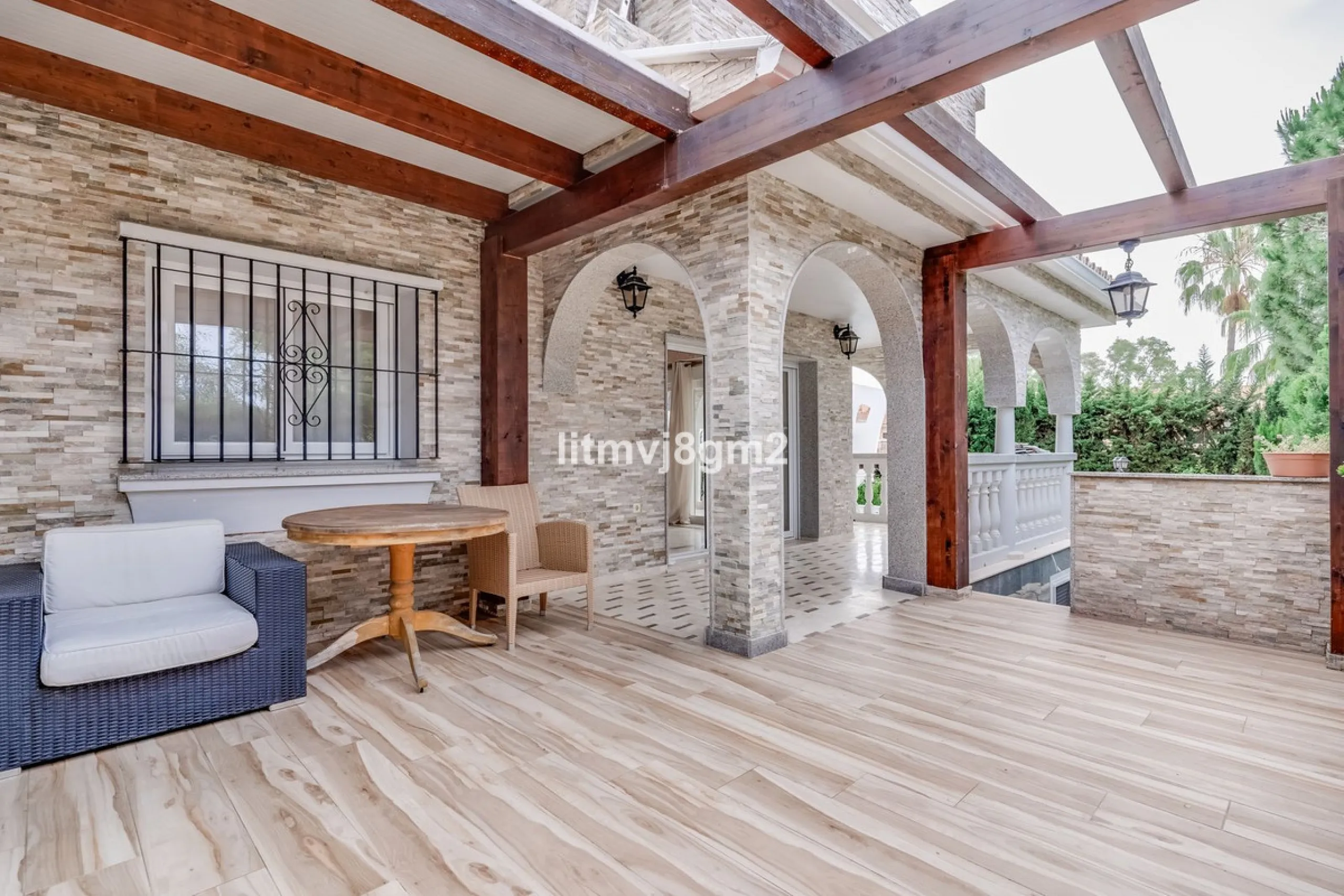 This luxurious four-bedroom villa, located in the peaceful area of lower Artola / Hacienda Las Chapas, just 5 minuntes walk to the sea, is the epitome of elegance and comfort. Boasting a classic design with high-end finishes, the property features an abun