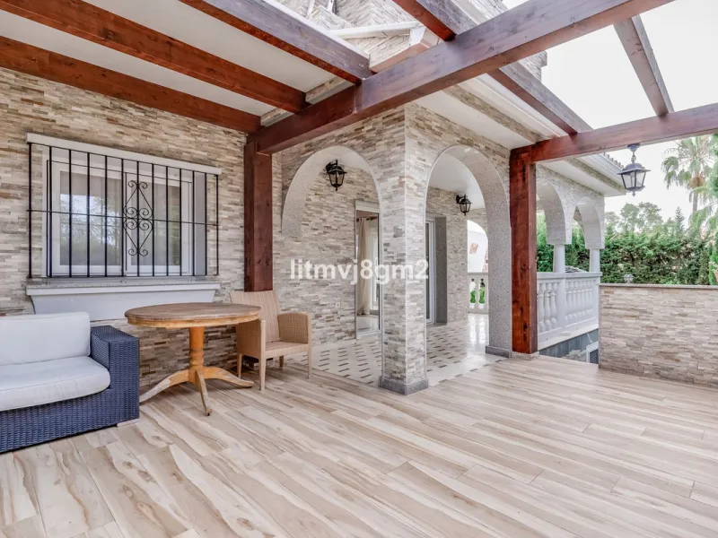 This luxurious four-bedroom villa, located in the peaceful area of lower Artola / Hacienda Las Chapas, just 5 minuntes walk to the sea, is the epitome of elegance and comfort. Boasting a classic design with high-end finishes, the property features an abun