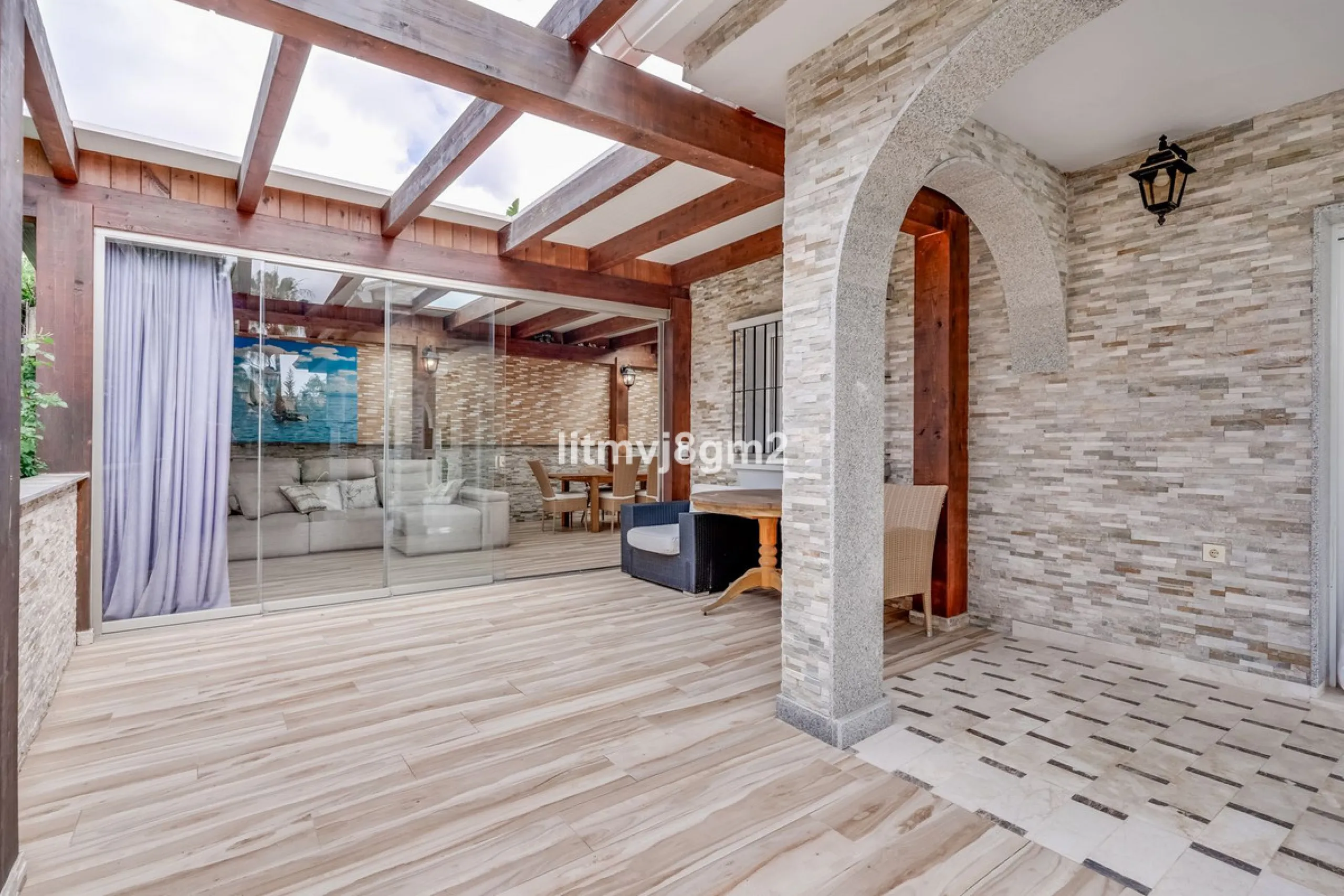 This luxurious four-bedroom villa, located in the peaceful area of lower Artola / Hacienda Las Chapas, just 5 minuntes walk to the sea, is the epitome of elegance and comfort. Boasting a classic design with high-end finishes, the property features an abun