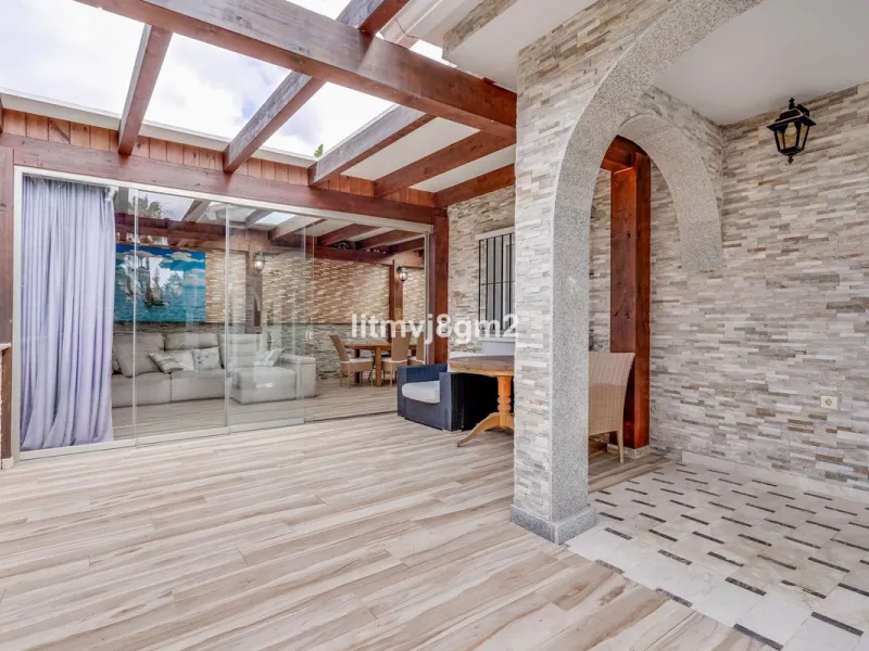 This luxurious four-bedroom villa, located in the peaceful area of lower Artola / Hacienda Las Chapas, just 5 minuntes walk to the sea, is the epitome of elegance and comfort. Boasting a classic design with high-end finishes, the property features an abun