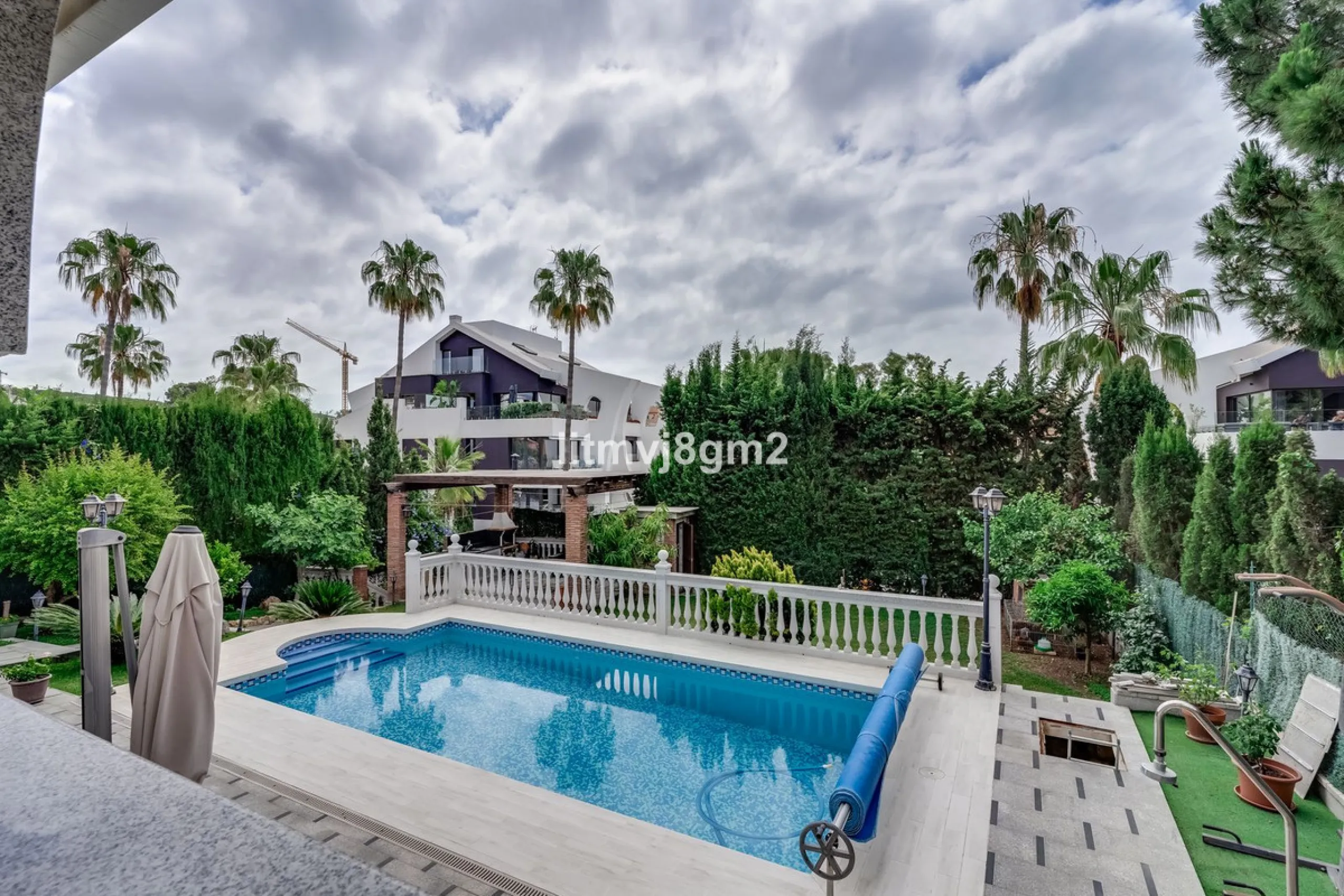 This luxurious four-bedroom villa, located in the peaceful area of lower Artola / Hacienda Las Chapas, just 5 minuntes walk to the sea, is the epitome of elegance and comfort. Boasting a classic design with high-end finishes, the property features an abun