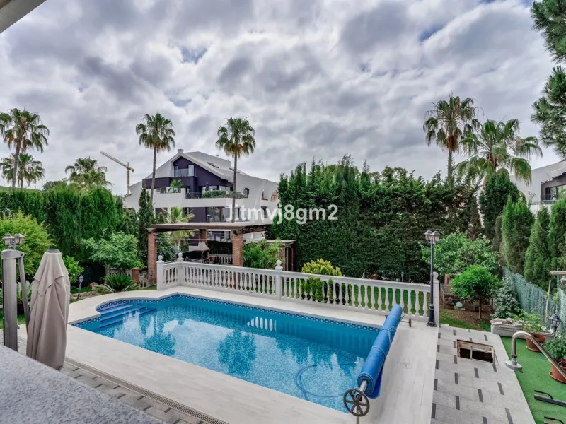 This luxurious four-bedroom villa, located in the peaceful area of lower Artola / Hacienda Las Chapas, just 5 minuntes walk to the sea, is the epitome of elegance and comfort. Boasting a classic design with high-end finishes, the property features an abun