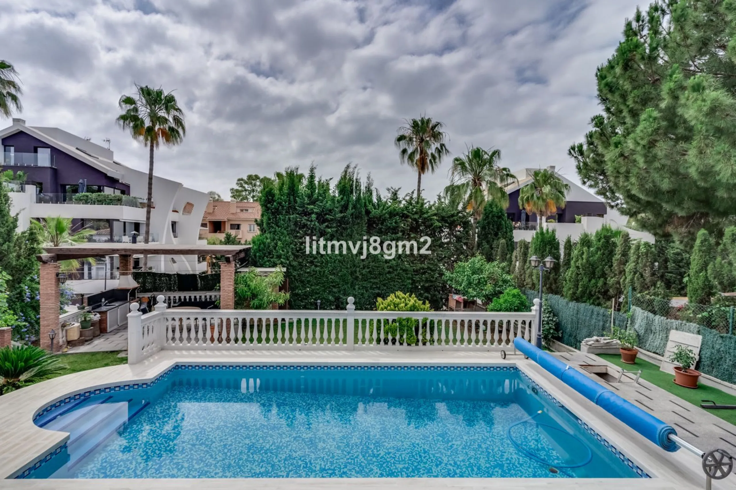 This luxurious four-bedroom villa, located in the peaceful area of lower Artola / Hacienda Las Chapas, just 5 minuntes walk to the sea, is the epitome of elegance and comfort. Boasting a classic design with high-end finishes, the property features an abun