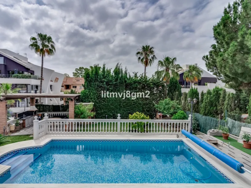 This luxurious four-bedroom villa, located in the peaceful area of lower Artola / Hacienda Las Chapas, just 5 minuntes walk to the sea, is the epitome of elegance and comfort. Boasting a classic design with high-end finishes, the property features an abun