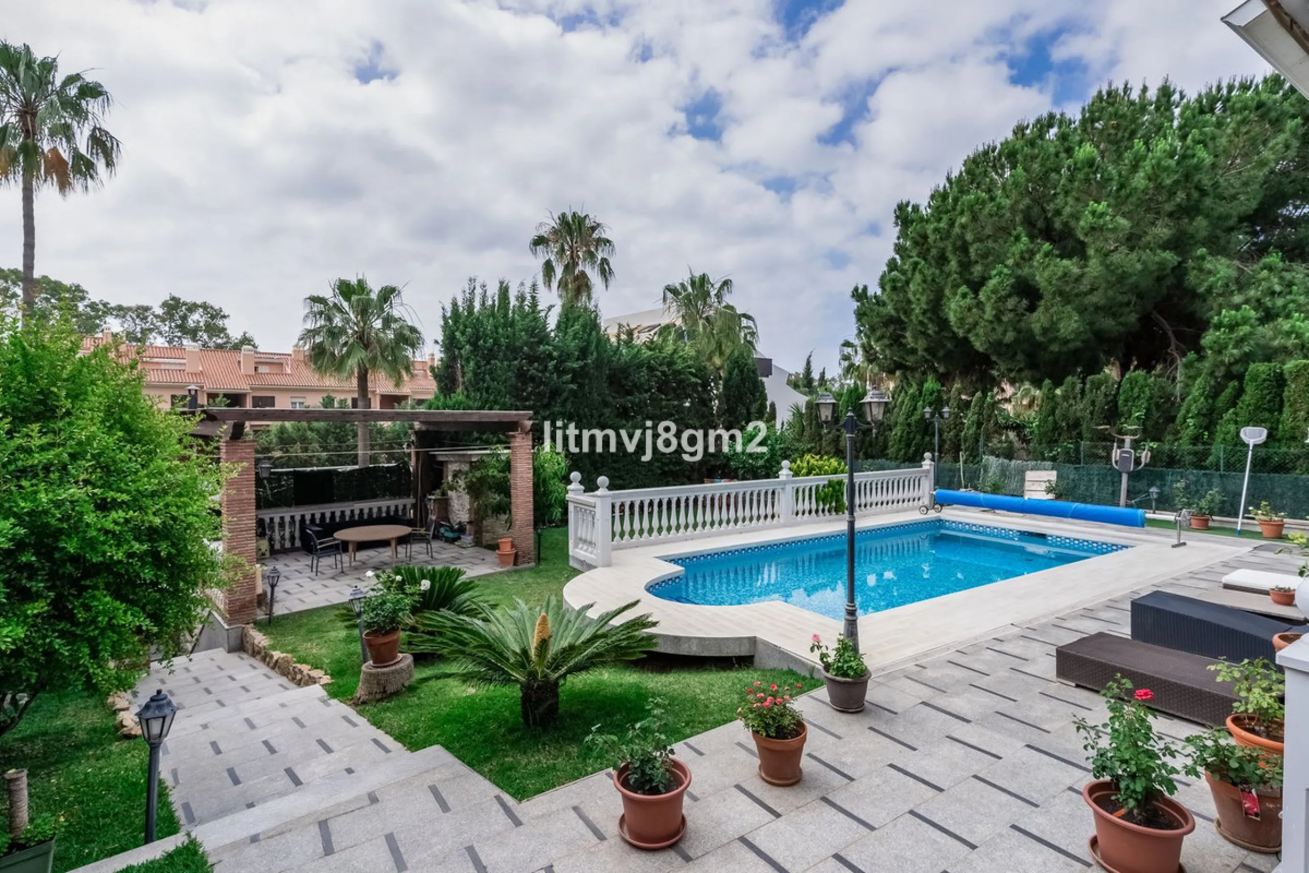 This luxurious four-bedroom villa, located in the peaceful area of lower Artola / Hacienda Las Chapas, just 5 minuntes walk to the sea, is the epitome of elegance and comfort. Boasting a classic design with high-end finishes, the property features an abun