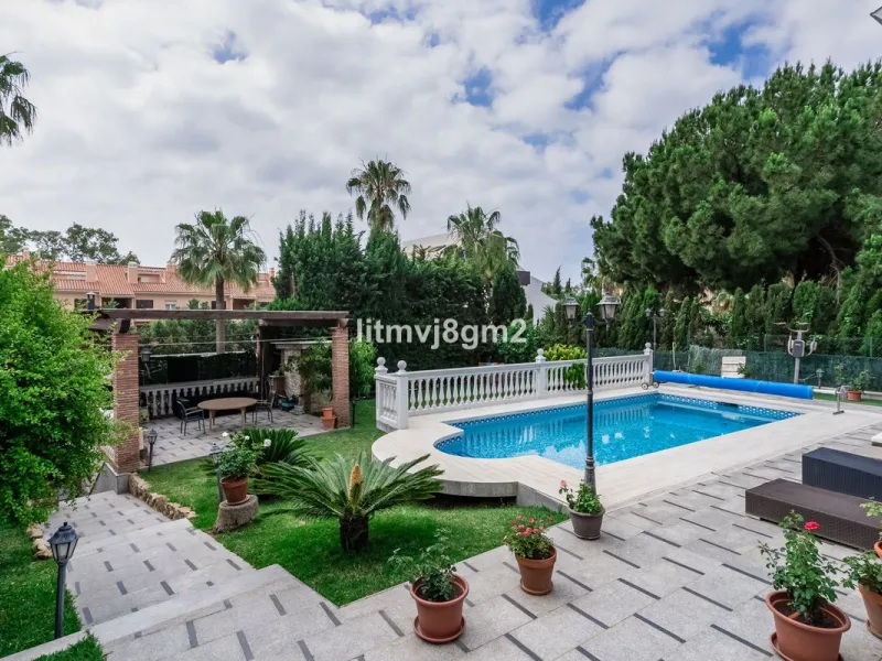 This luxurious four-bedroom villa, located in the peaceful area of lower Artola / Hacienda Las Chapas, just 5 minuntes walk to the sea, is the epitome of elegance and comfort. Boasting a classic design with high-end finishes, the property features an abun