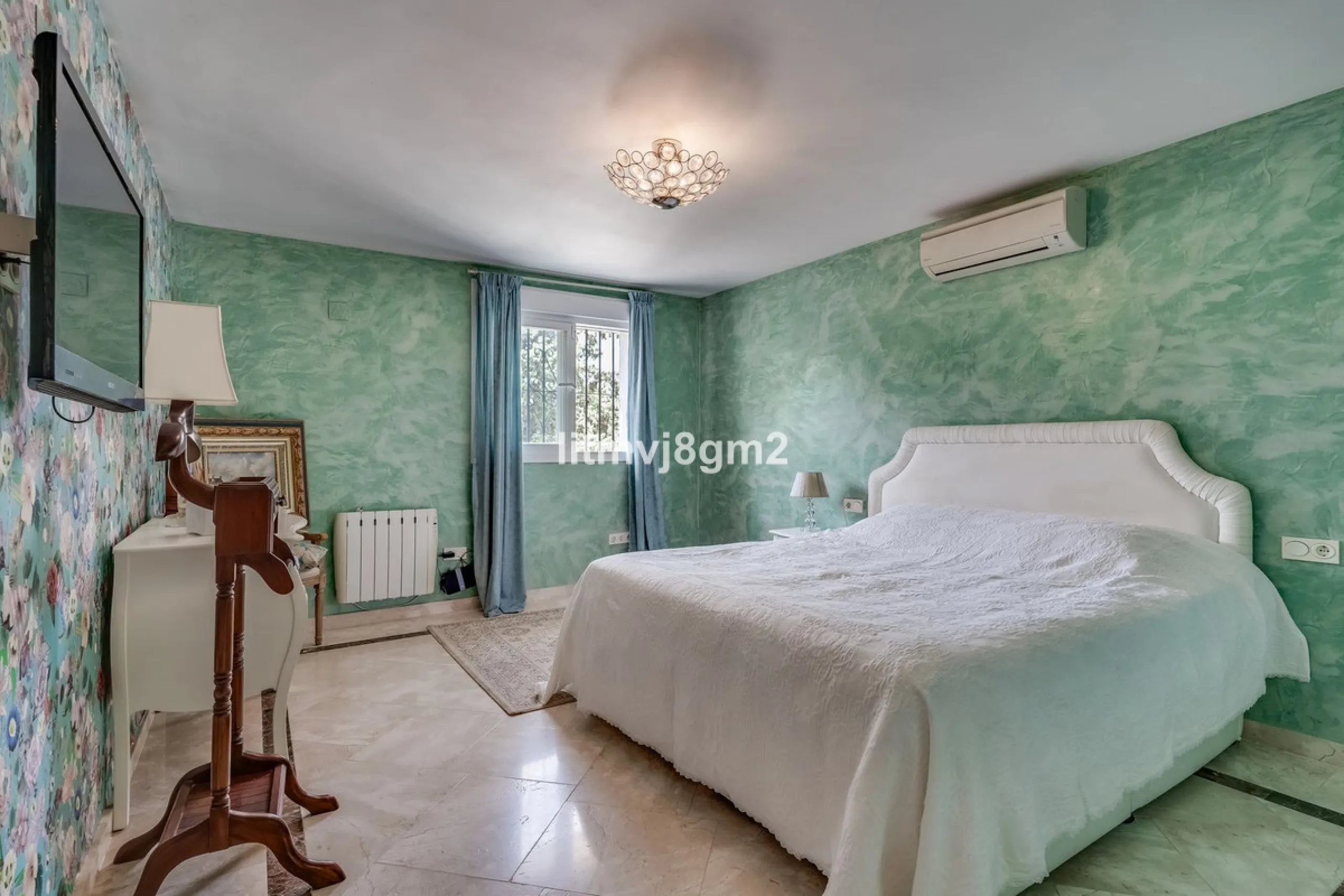 This luxurious four-bedroom villa, located in the peaceful area of lower Artola / Hacienda Las Chapas, just 5 minuntes walk to the sea, is the epitome of elegance and comfort. Boasting a classic design with high-end finishes, the property features an abun