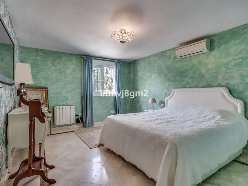 This luxurious four-bedroom villa, located in the peaceful area of lower Artola / Hacienda Las Chapas, just 5 minuntes walk to the sea, is the epitome of elegance and comfort. Boasting a classic design with high-end finishes, the property features an abun