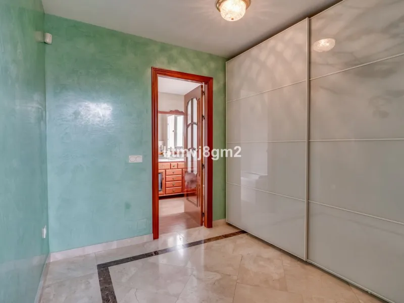 This luxurious four-bedroom villa, located in the peaceful area of lower Artola / Hacienda Las Chapas, just 5 minuntes walk to the sea, is the epitome of elegance and comfort. Boasting a classic design with high-end finishes, the property features an abun
