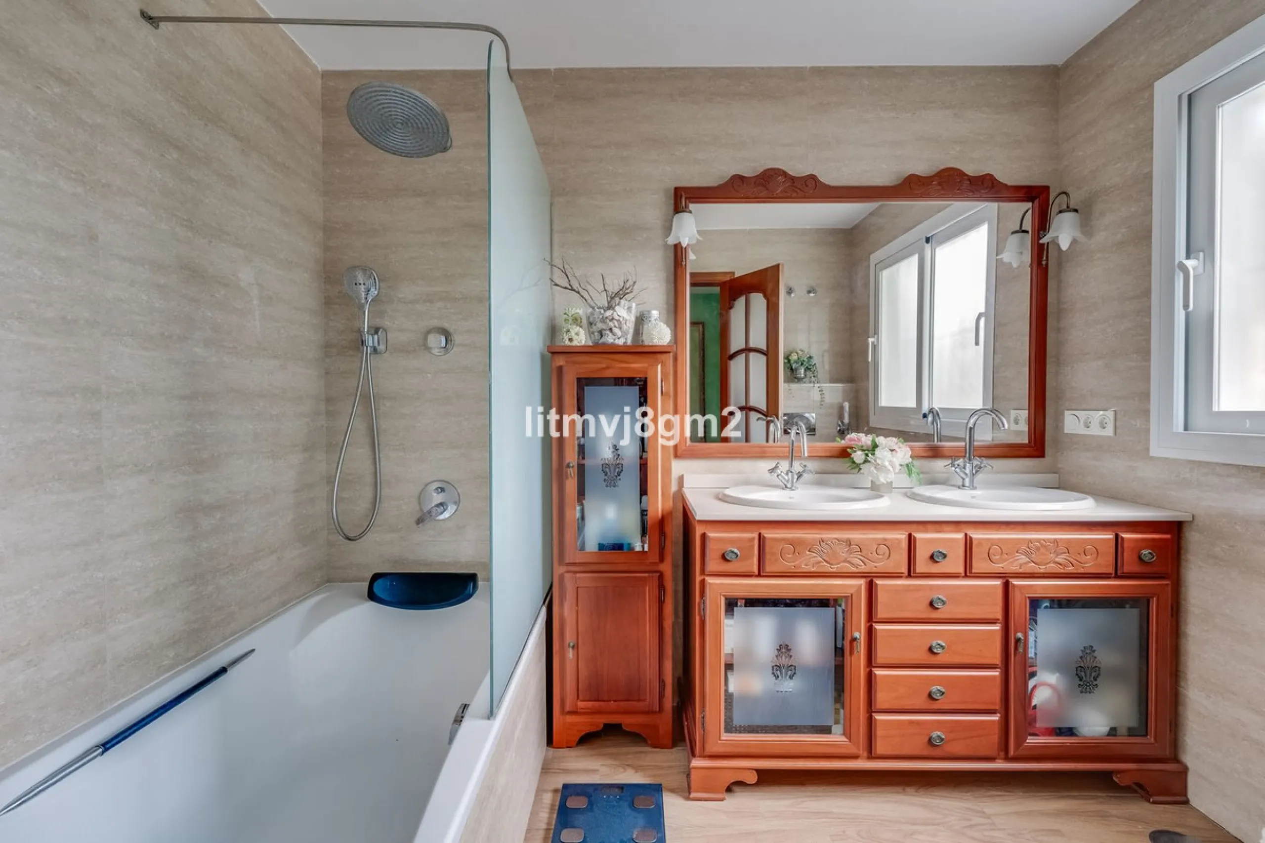 This luxurious four-bedroom villa, located in the peaceful area of lower Artola / Hacienda Las Chapas, just 5 minuntes walk to the sea, is the epitome of elegance and comfort. Boasting a classic design with high-end finishes, the property features an abun