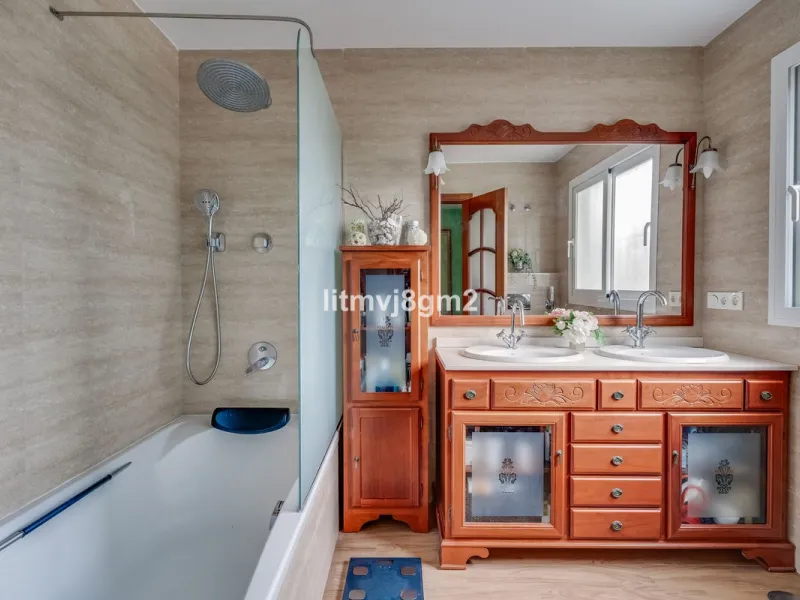 This luxurious four-bedroom villa, located in the peaceful area of lower Artola / Hacienda Las Chapas, just 5 minuntes walk to the sea, is the epitome of elegance and comfort. Boasting a classic design with high-end finishes, the property features an abun