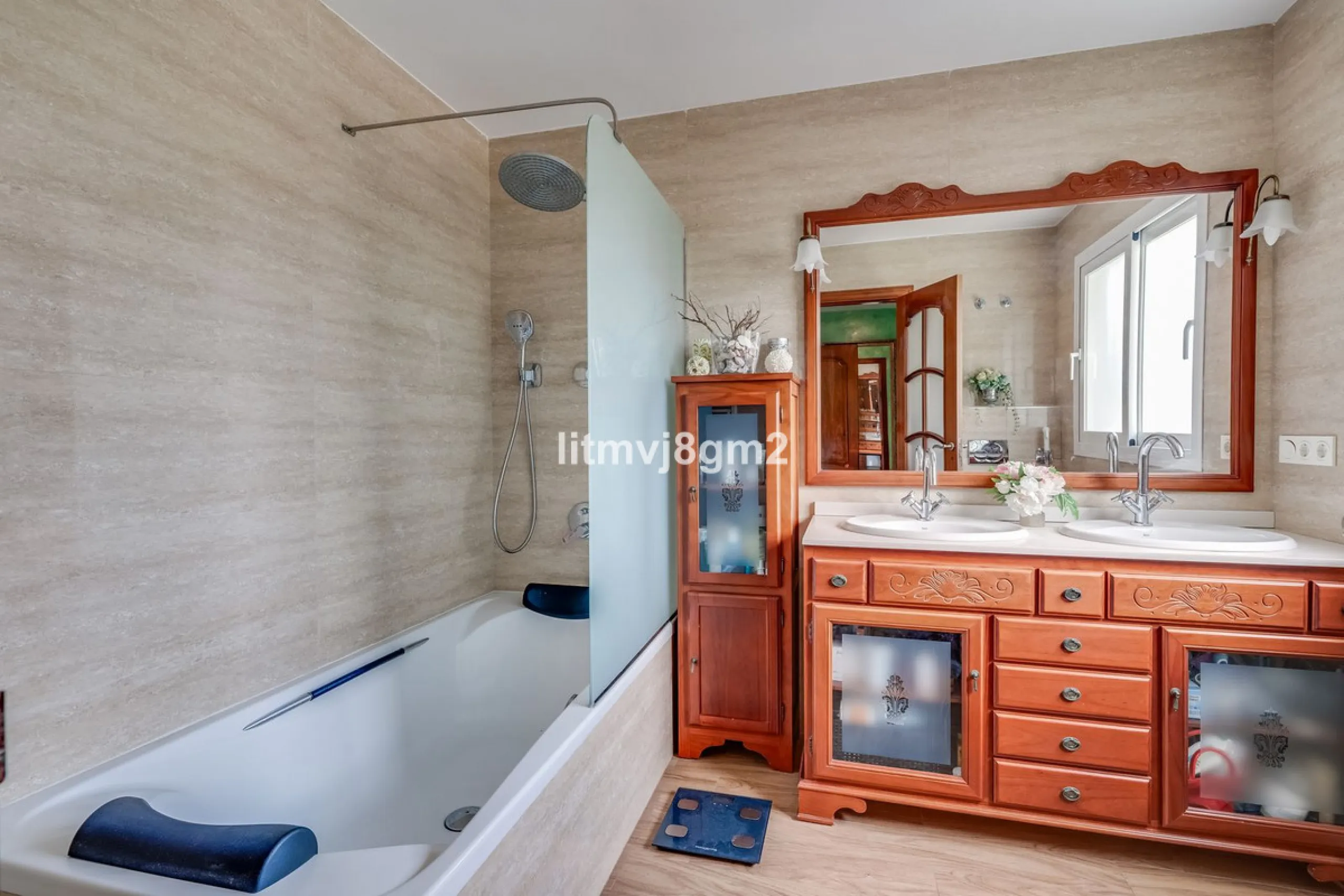 This luxurious four-bedroom villa, located in the peaceful area of lower Artola / Hacienda Las Chapas, just 5 minuntes walk to the sea, is the epitome of elegance and comfort. Boasting a classic design with high-end finishes, the property features an abun