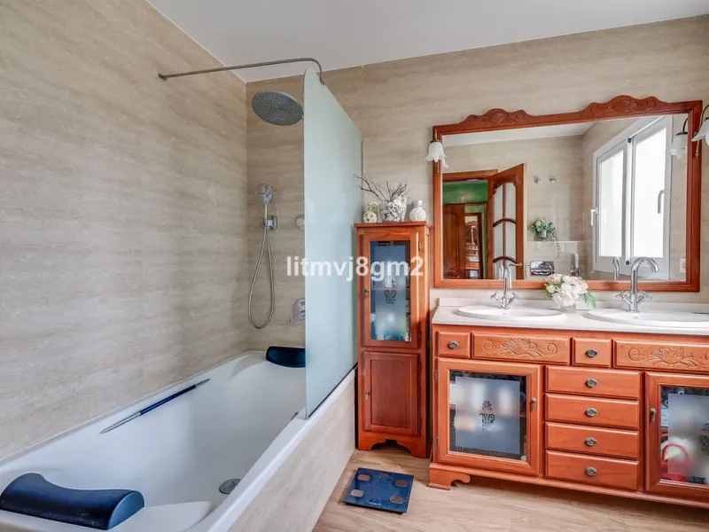 This luxurious four-bedroom villa, located in the peaceful area of lower Artola / Hacienda Las Chapas, just 5 minuntes walk to the sea, is the epitome of elegance and comfort. Boasting a classic design with high-end finishes, the property features an abun