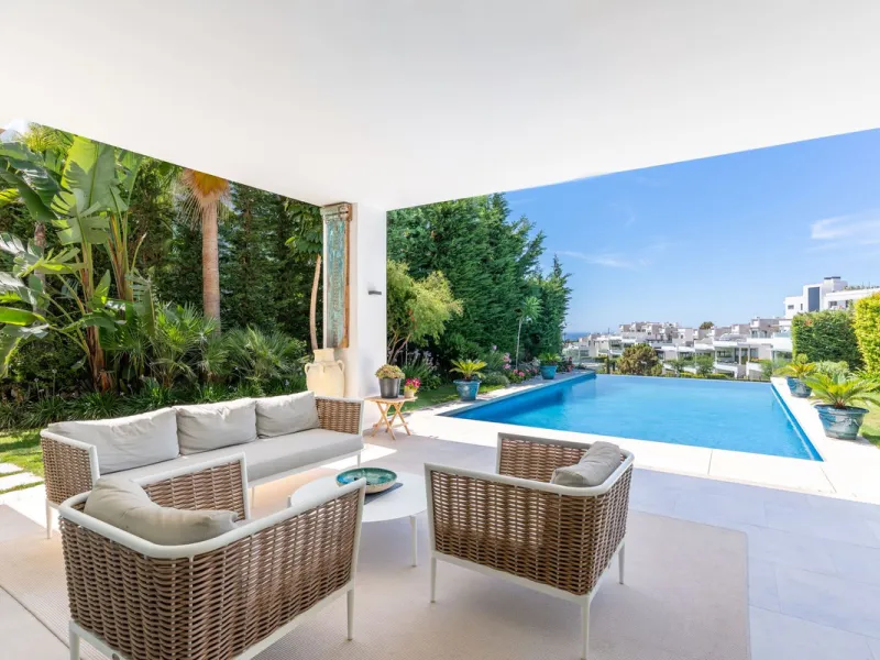 This exceptional luxury villa is situated in the prestigious area of Cabopino, Marbella East, offering a prime front line golf location with captivating views of both the sea and lush fairways. Designed to the highest standards, the property spans a gener