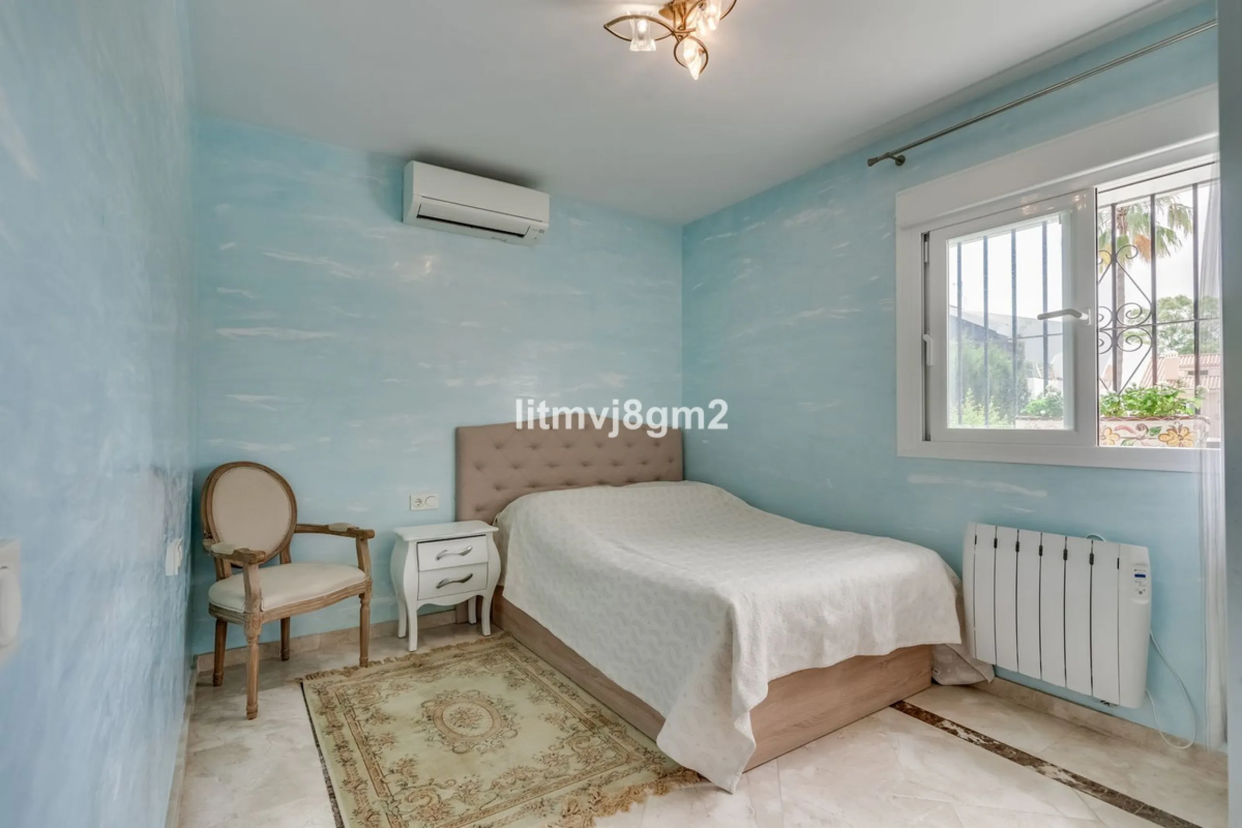 This luxurious four-bedroom villa, located in the peaceful area of lower Artola / Hacienda Las Chapas, just 5 minuntes walk to the sea, is the epitome of elegance and comfort. Boasting a classic design with high-end finishes, the property features an abun
