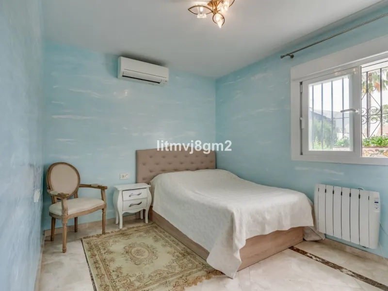 This luxurious four-bedroom villa, located in the peaceful area of lower Artola / Hacienda Las Chapas, just 5 minuntes walk to the sea, is the epitome of elegance and comfort. Boasting a classic design with high-end finishes, the property features an abun