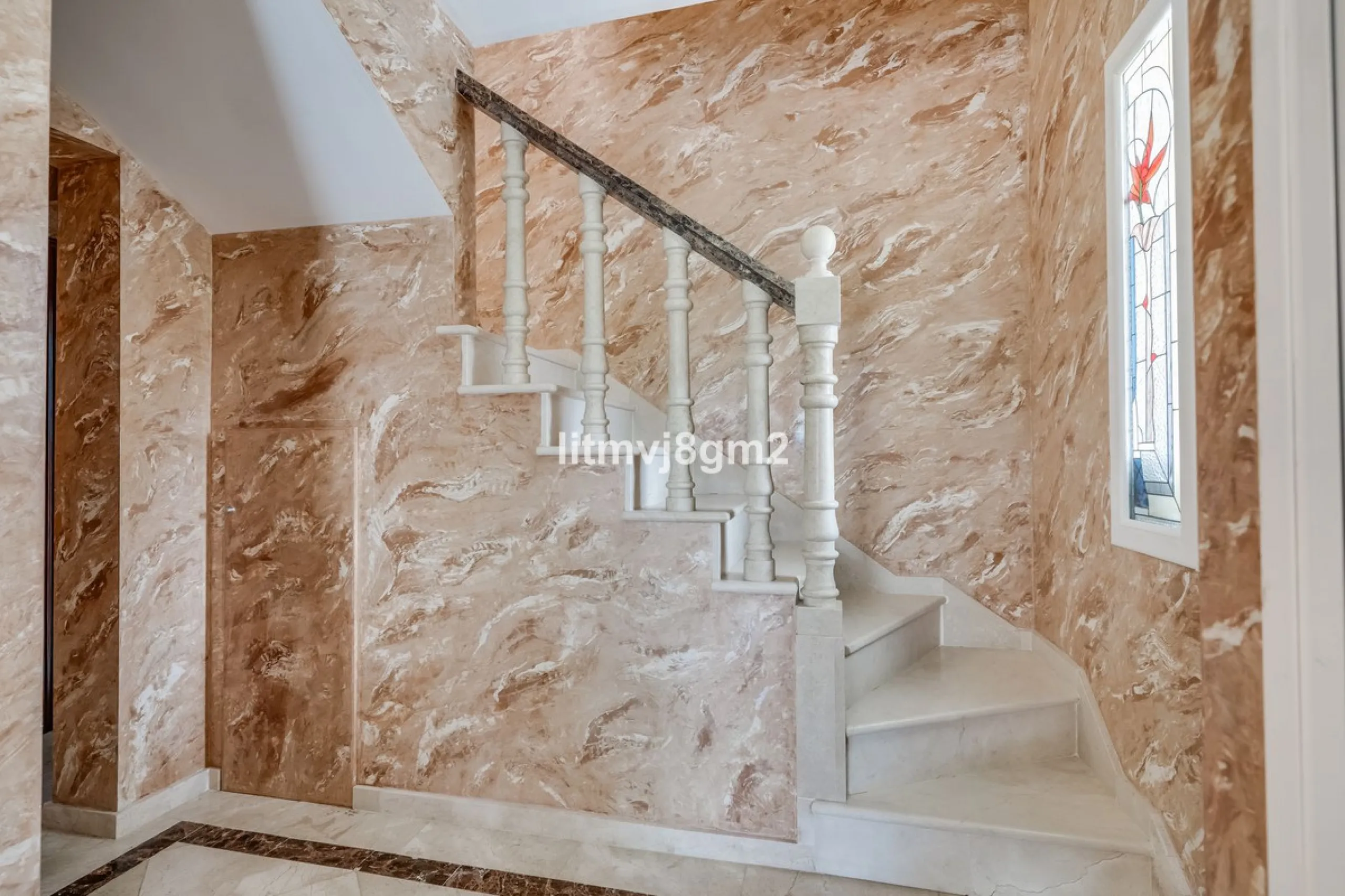 This luxurious four-bedroom villa, located in the peaceful area of lower Artola / Hacienda Las Chapas, just 5 minuntes walk to the sea, is the epitome of elegance and comfort. Boasting a classic design with high-end finishes, the property features an abun