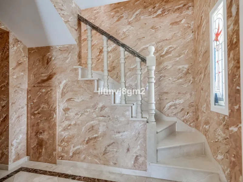 This luxurious four-bedroom villa, located in the peaceful area of lower Artola / Hacienda Las Chapas, just 5 minuntes walk to the sea, is the epitome of elegance and comfort. Boasting a classic design with high-end finishes, the property features an abun