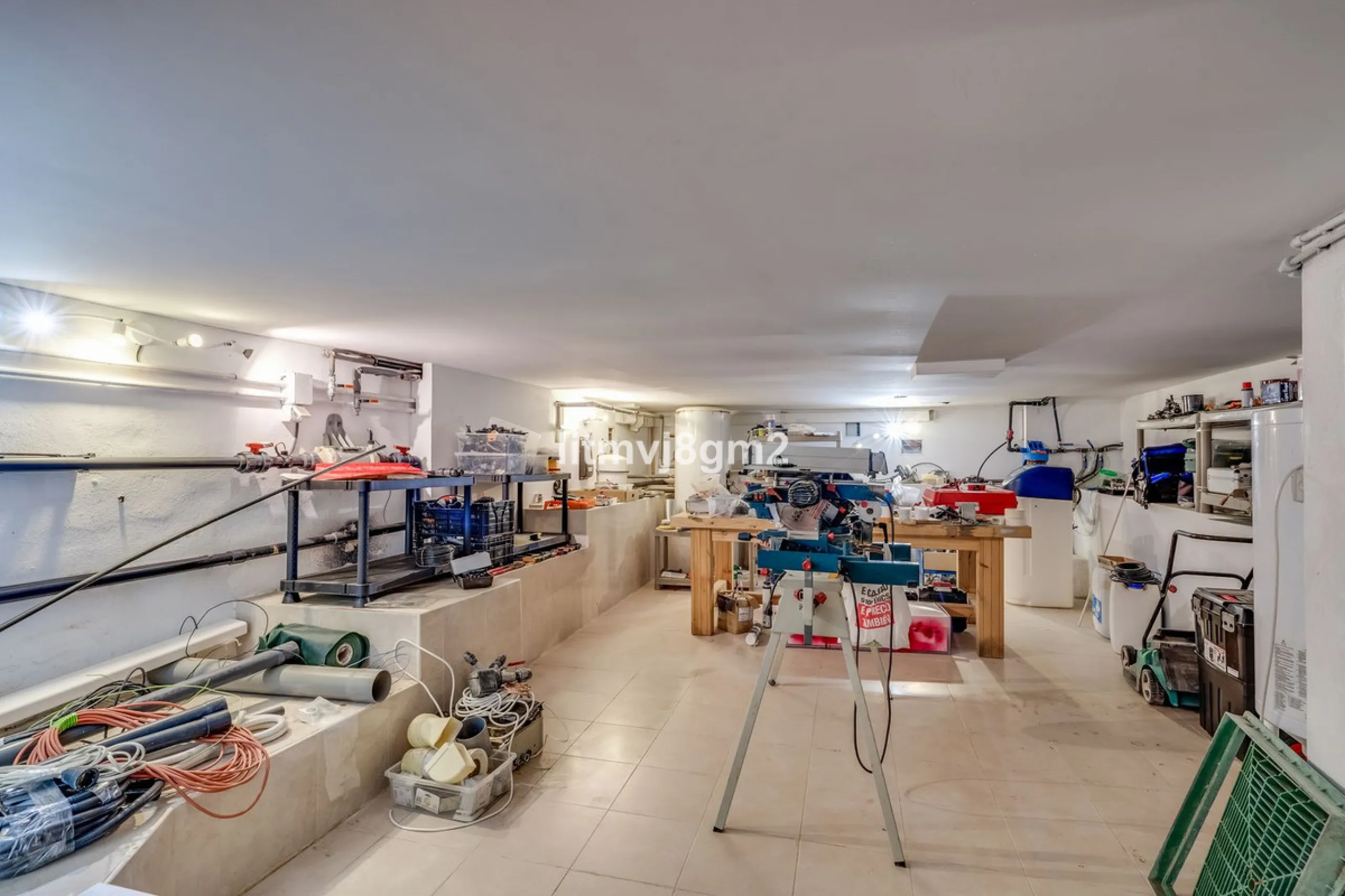 This luxurious four-bedroom villa, located in the peaceful area of lower Artola / Hacienda Las Chapas, just 5 minuntes walk to the sea, is the epitome of elegance and comfort. Boasting a classic design with high-end finishes, the property features an abun