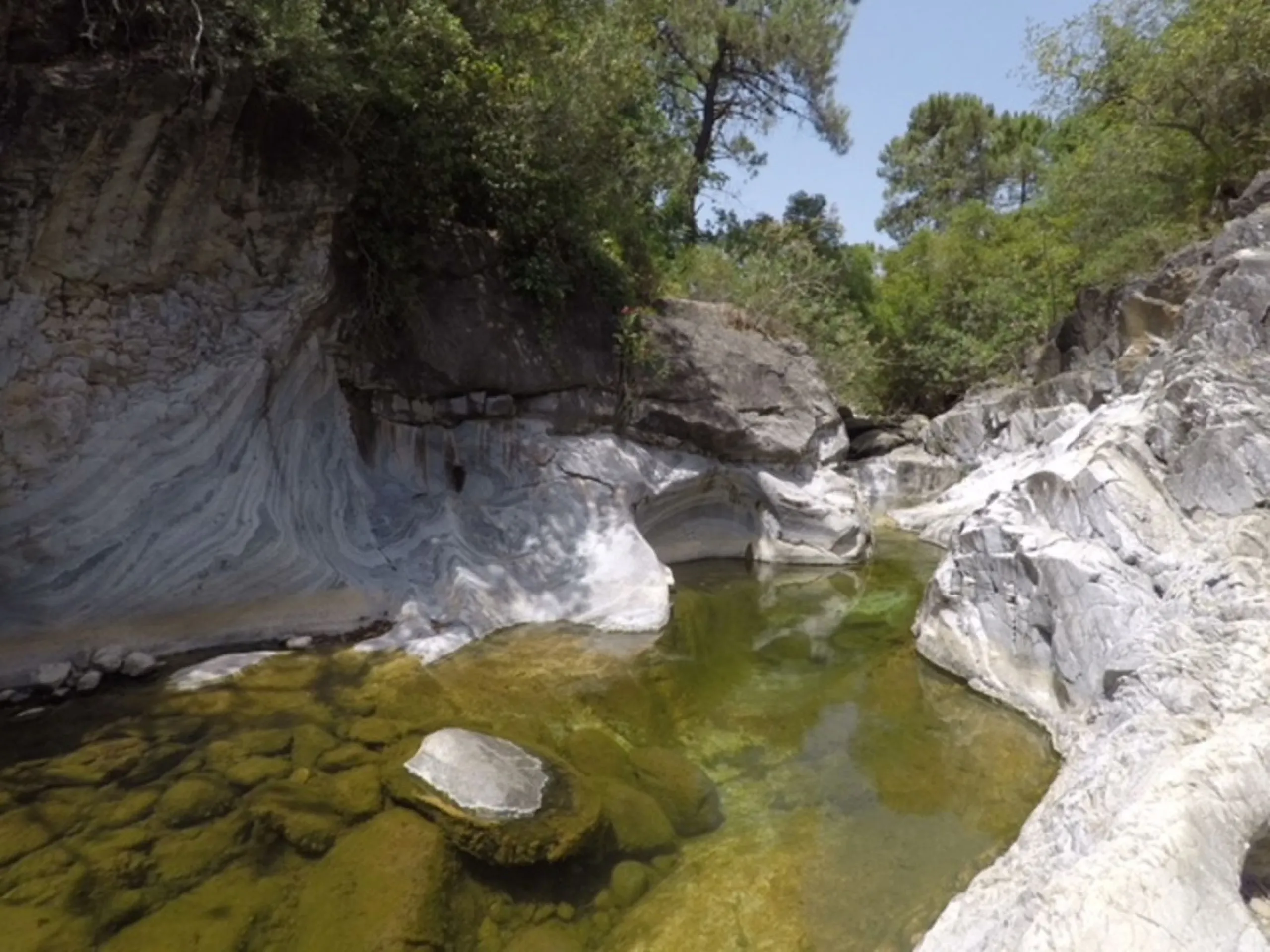 A unique 1-hectare plot located in the picturesque mountains above Estepona, by the El Padron River. This is the perfect place for those dreaming of tranquility and seclusion amidst nature.