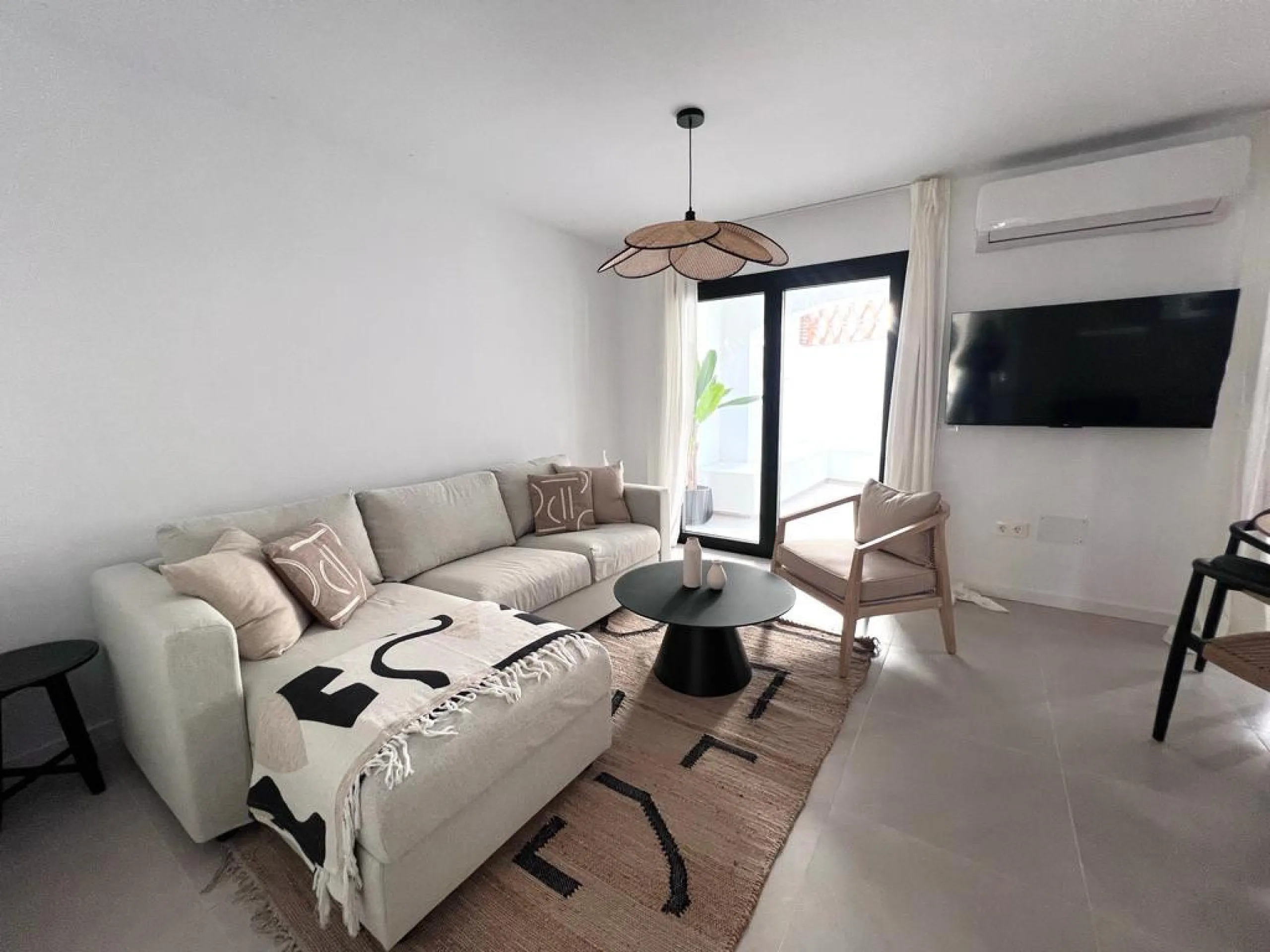 Apartment - Middle Floor Apartment в продаже в Marbella, Málaga. В доме 3 спален и 2 ванных комнат. Площадь дома 140 м²