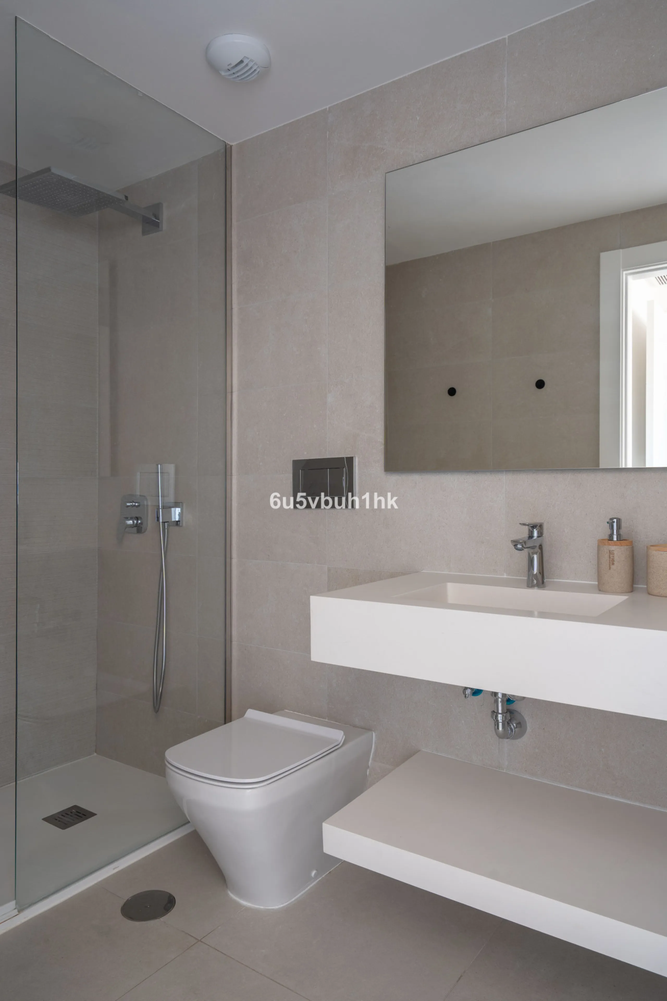 Nestled in the exclusive La Cala Nova Golf community, this brand-new, fully furnished two-bedroom, two-bathroom apartment offers breathtaking golf and mountain views. The spacious layout features a large open terrace and a sleek open kitchen, perfect for 