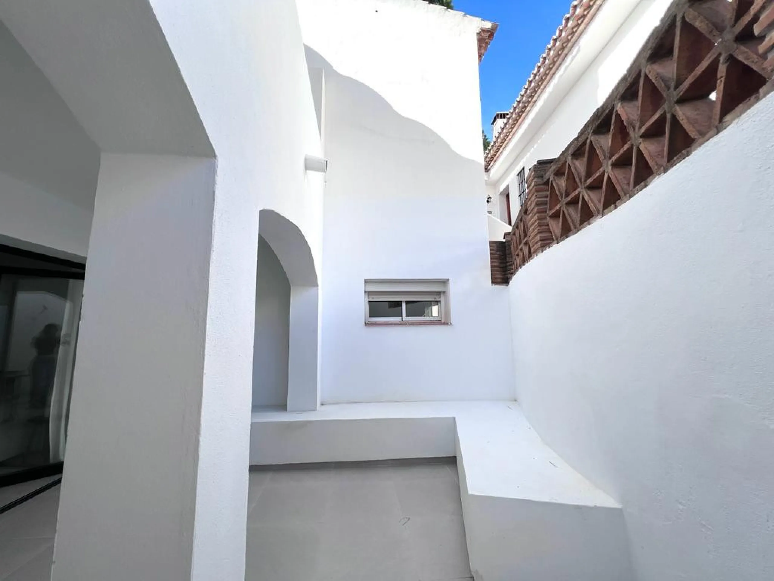 Apartment - Middle Floor Apartment в продаже в Marbella, Málaga. В доме 3 спален и 2 ванных комнат. Площадь дома 140 м²