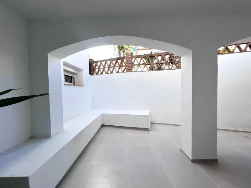 Apartment - Middle Floor Apartment в продаже в Marbella, Málaga. В доме 3 спален и 2 ванных комнат. Площадь дома 140 м²