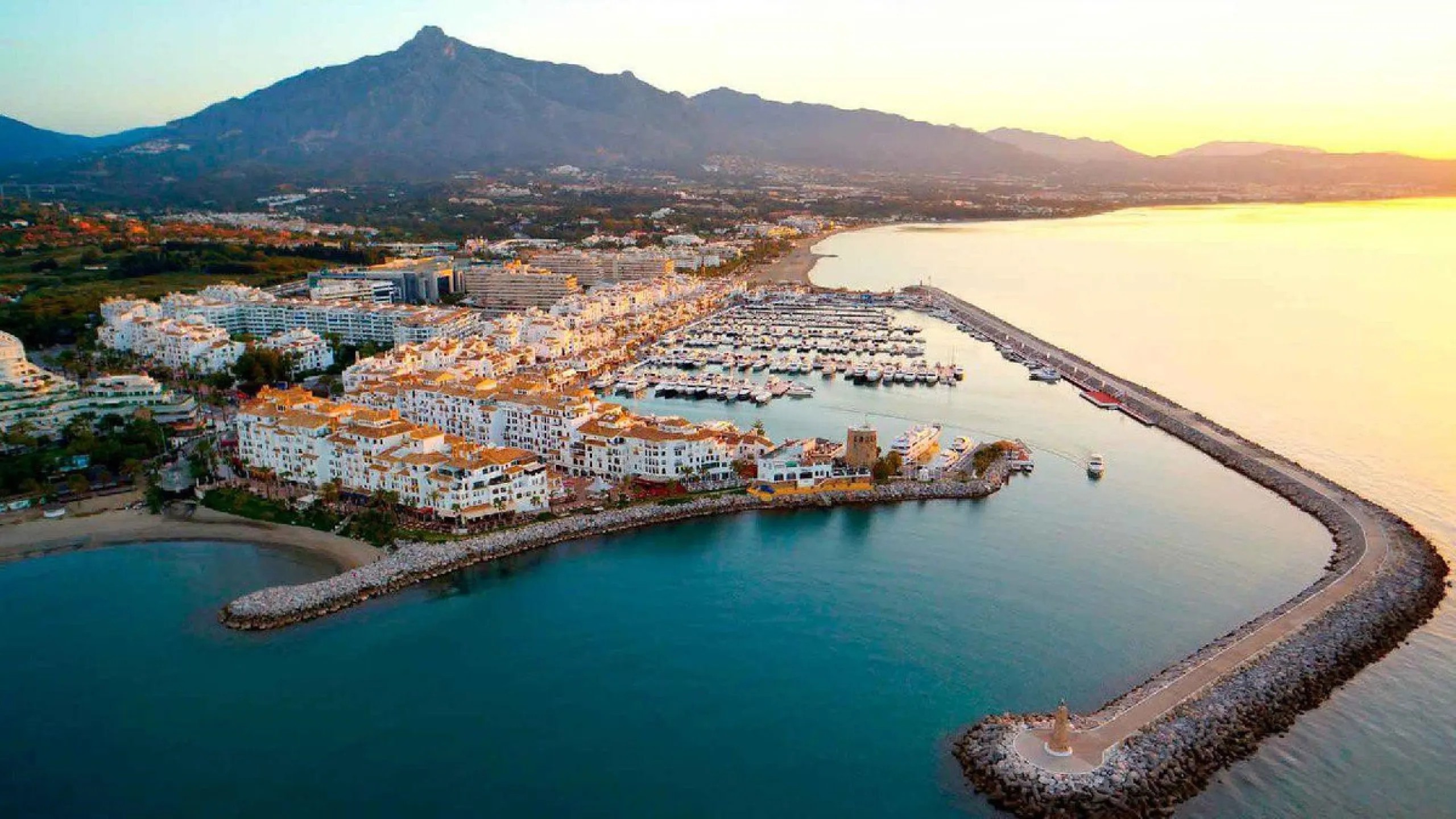 Apartment - Middle Floor Apartment в продаже в Marbella, Málaga. В доме 3 спален и 2 ванных комнат. Площадь дома 140 м²