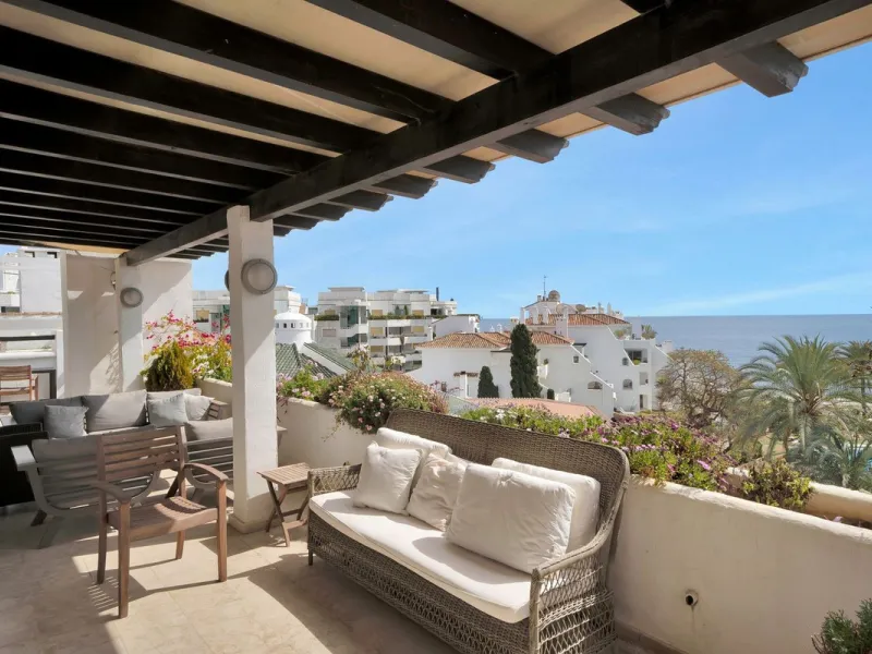 This luxurious penthouse, located on Marbella's prestigious Golden Mile in the Coral Beach complex, epitomizes beachfront living. The property features three spacious bedrooms and two elegant bathrooms, providing ample comfort and privacy. The highlight i