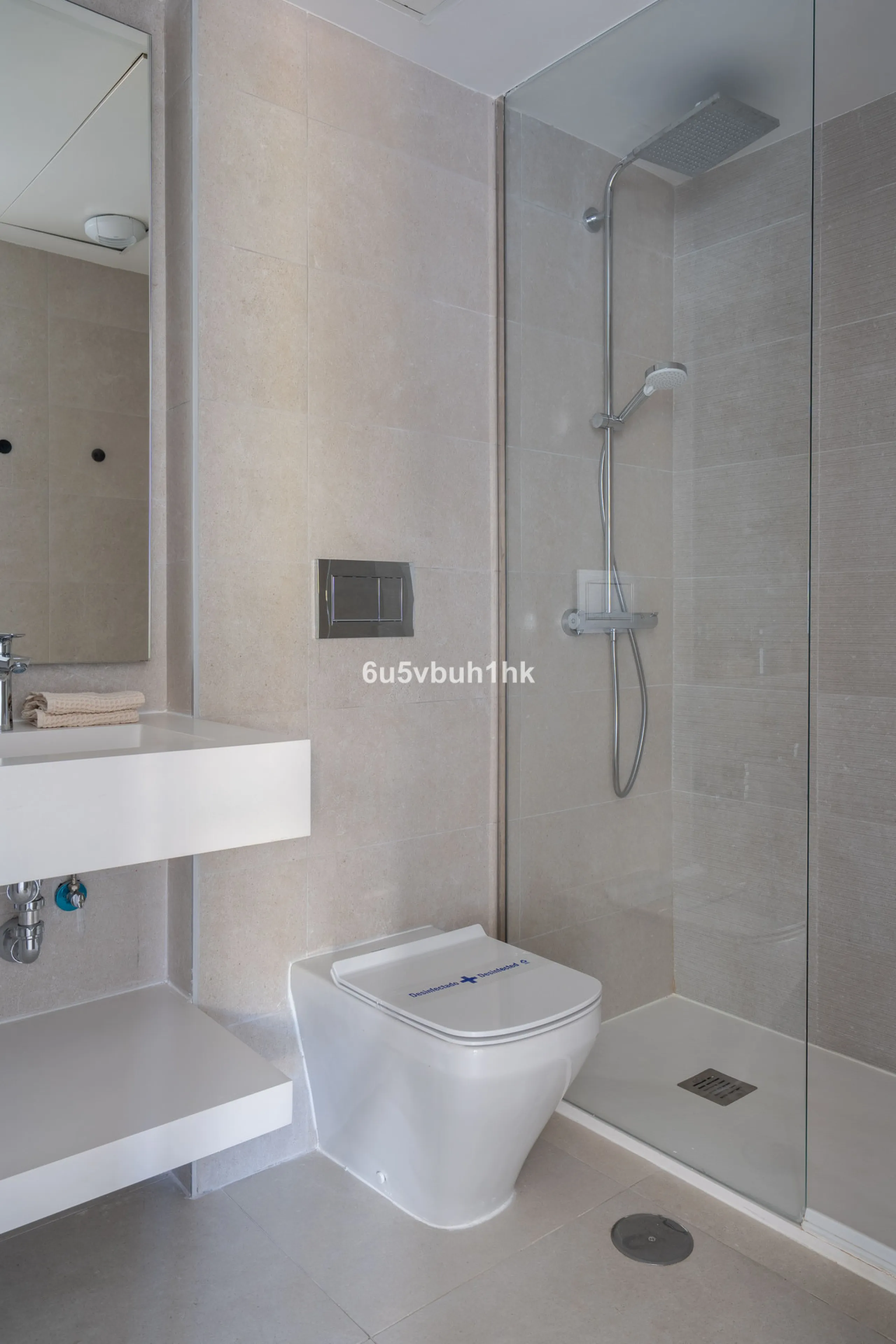 Nestled in the exclusive La Cala Nova Golf community, this brand-new, fully furnished two-bedroom, two-bathroom apartment offers breathtaking golf and mountain views. The spacious layout features a large open terrace and a sleek open kitchen, perfect for 