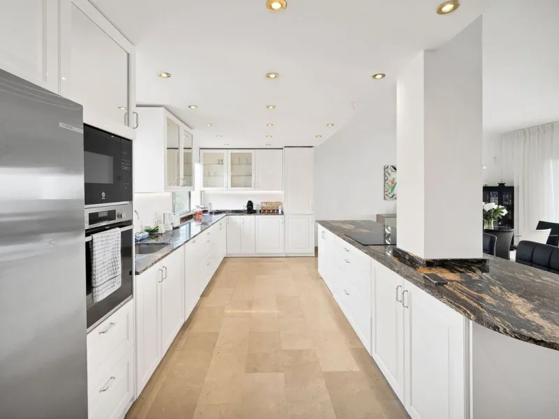 This luxurious penthouse, located on Marbella's prestigious Golden Mile in the Coral Beach complex, epitomizes beachfront living. The property features three spacious bedrooms and two elegant bathrooms, providing ample comfort and privacy. The highlight i