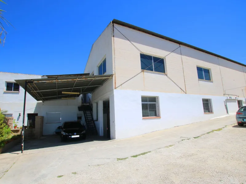 Commercial Warehouse with Residential Units in Alhaurín el Grande