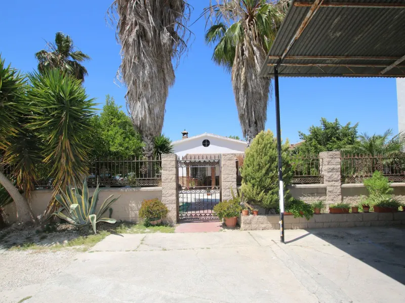 Commercial Warehouse with Residential Units in Alhaurín el Grande