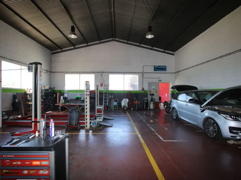 Commercial Warehouse with Residential Units in Alhaurín el Grande