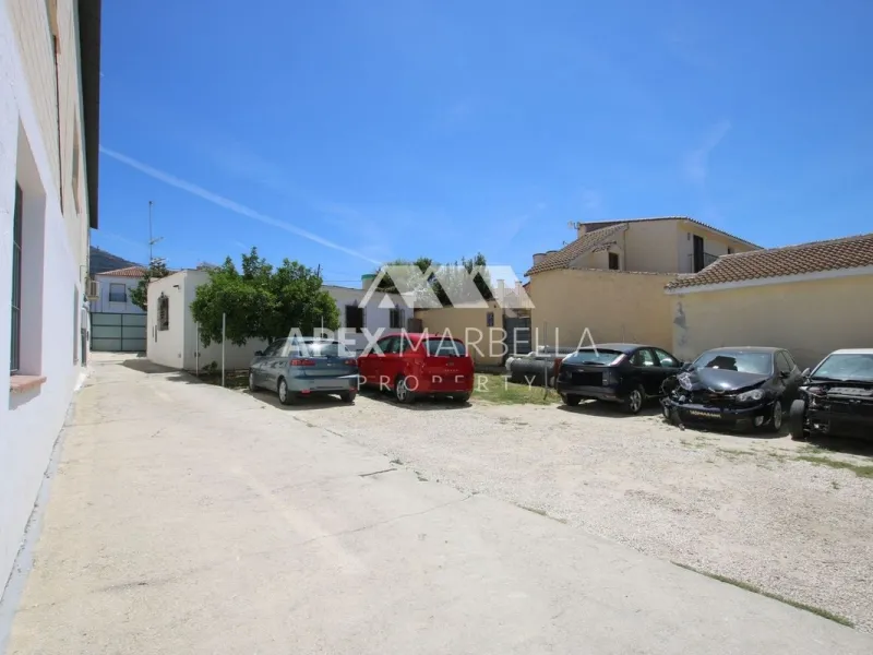 Commercial Warehouse with Residential Units in Alhaurín el Grande