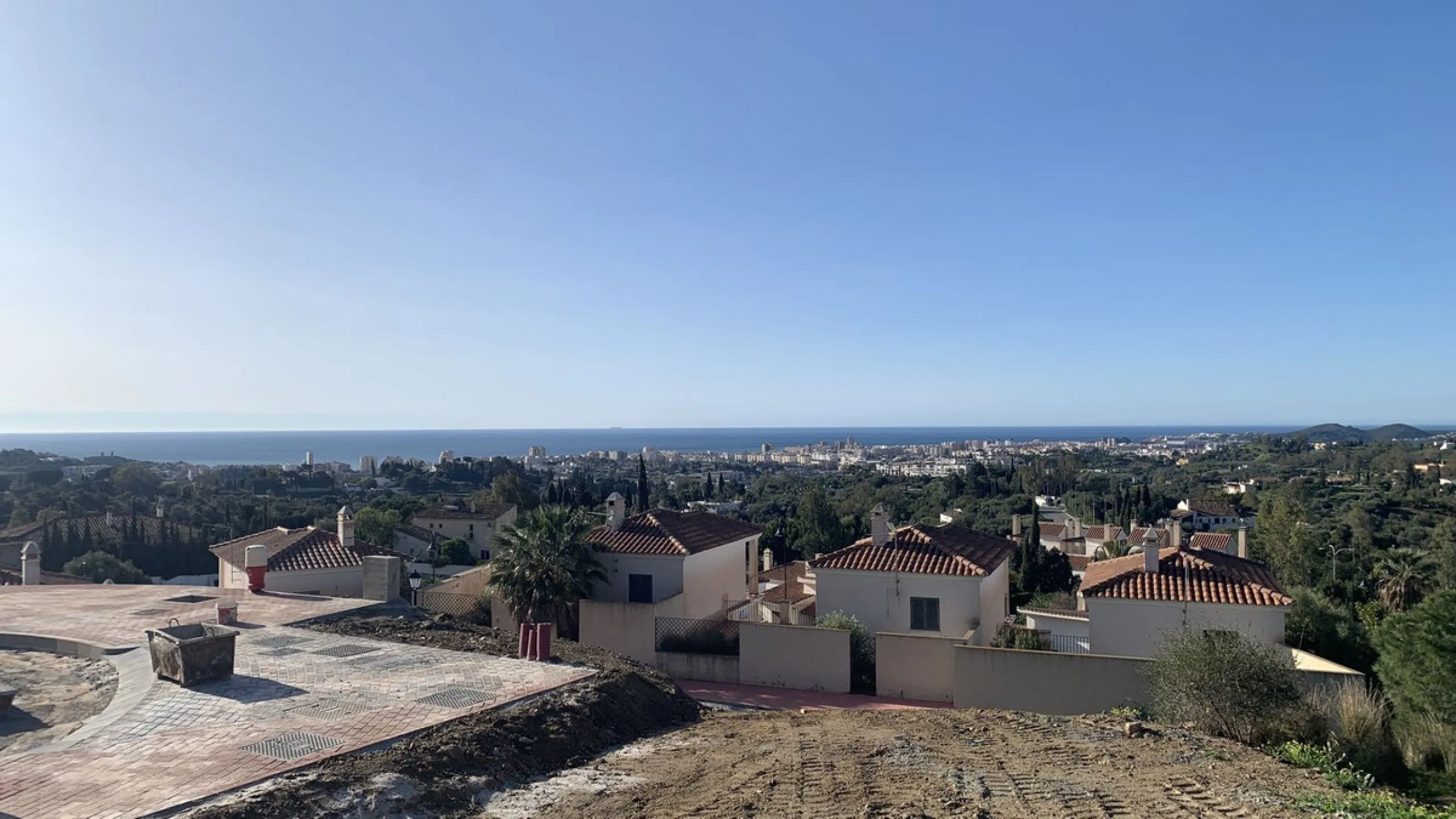 House - Detached Villa в продаже в Mijas, Málaga. В доме 3 спален и 2 ванных комнат. Площадь дома 150 м². Площадь участка 413 м²