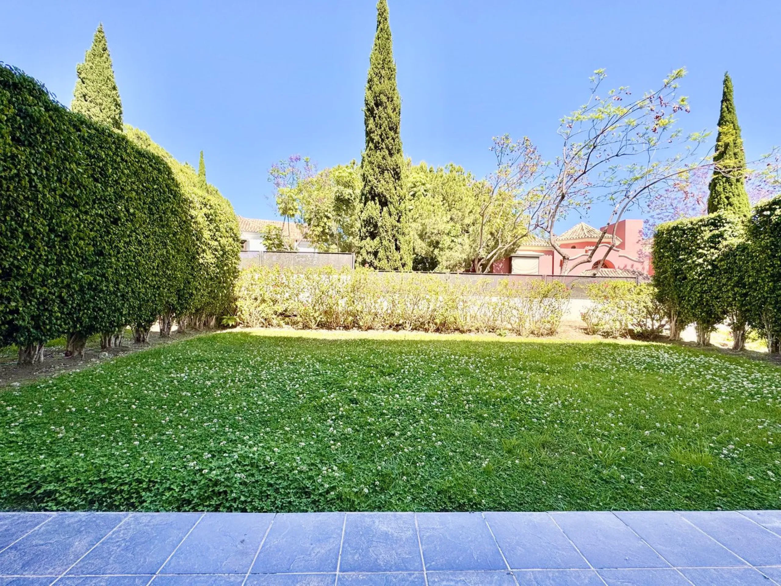 Elevated ground floor unit with fabulous terrace and garden space! The spacious back plot is facing southeast, and the front terrace and garden is facing southwest (with garden, mountain and a bit of sea view), so you always have areas with sun and shade,