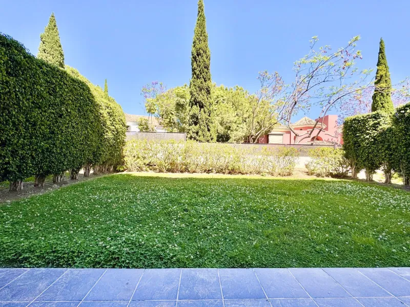 Elevated ground floor unit with fabulous terrace and garden space! The spacious back plot is facing southeast, and the front terrace and garden is facing southwest (with garden, mountain and a bit of sea view), so you always have areas with sun and shade,