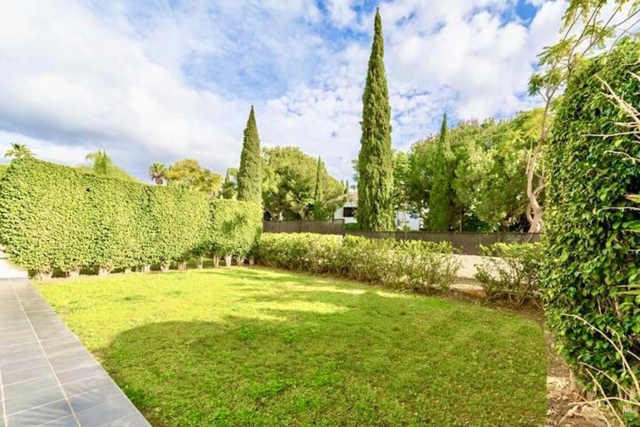 Elevated ground floor unit with fabulous terrace and garden space! The spacious back plot is facing southeast, and the front terrace and garden is facing southwest (with garden, mountain and a bit of sea view), so you always have areas with sun and shade,