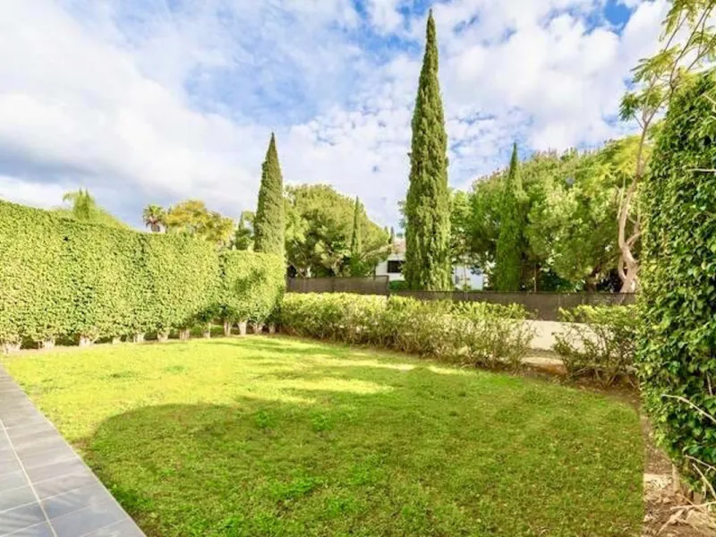 Elevated ground floor unit with fabulous terrace and garden space! The spacious back plot is facing southeast, and the front terrace and garden is facing southwest (with garden, mountain and a bit of sea view), so you always have areas with sun and shade,