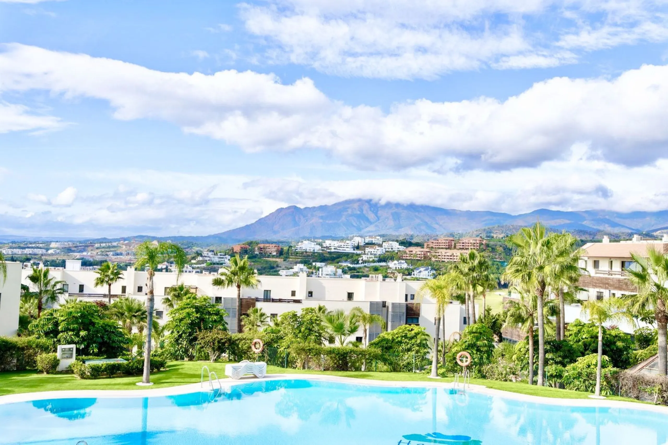 Elevated ground floor unit with fabulous terrace and garden space! The spacious back plot is facing southeast, and the front terrace and garden is facing southwest (with garden, mountain and a bit of sea view), so you always have areas with sun and shade,