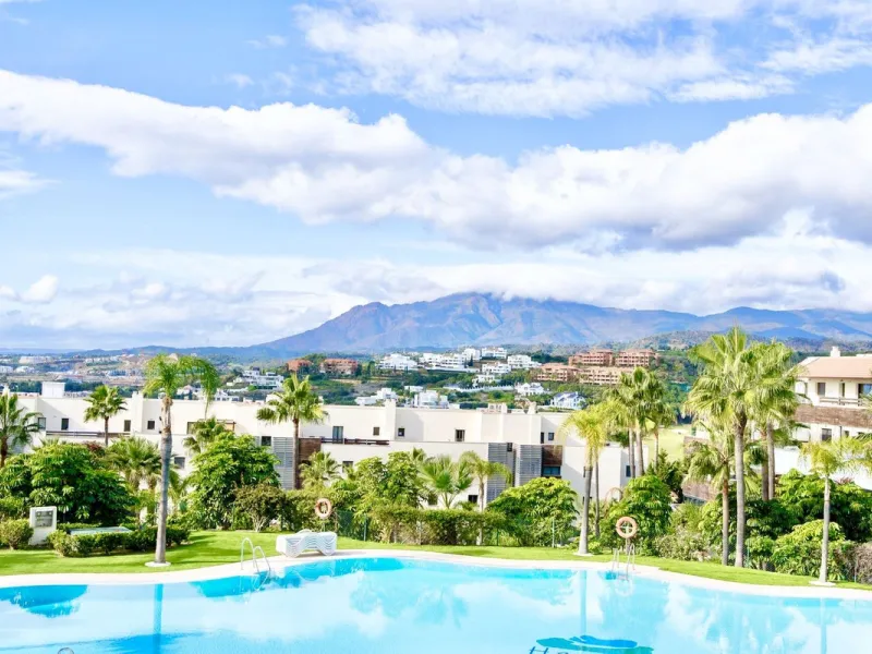 Elevated ground floor unit with fabulous terrace and garden space! The spacious back plot is facing southeast, and the front terrace and garden is facing southwest (with garden, mountain and a bit of sea view), so you always have areas with sun and shade,