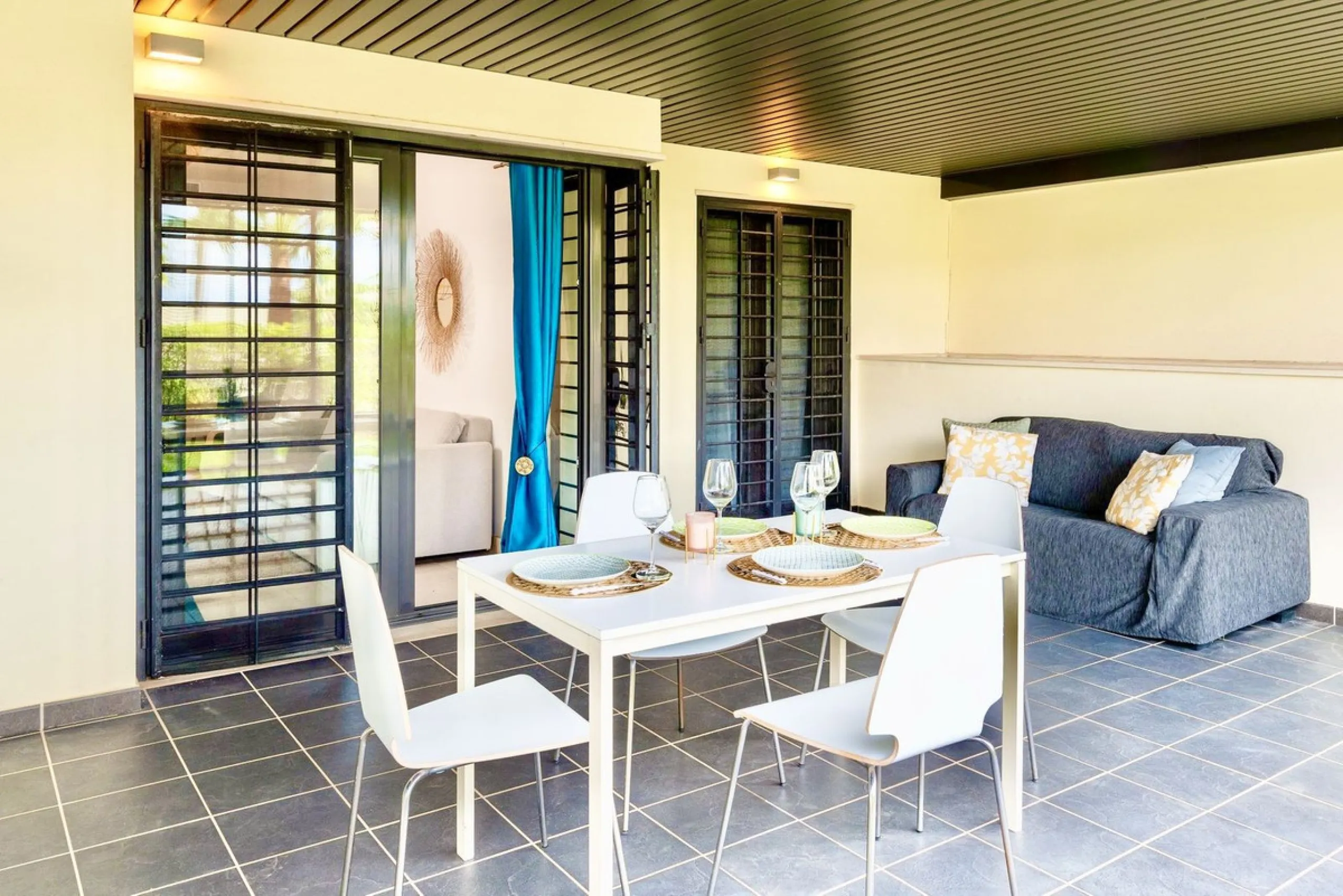 Elevated ground floor unit with fabulous terrace and garden space! The spacious back plot is facing southeast, and the front terrace and garden is facing southwest (with garden, mountain and a bit of sea view), so you always have areas with sun and shade,