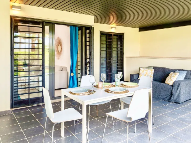 Elevated ground floor unit with fabulous terrace and garden space! The spacious back plot is facing southeast, and the front terrace and garden is facing southwest (with garden, mountain and a bit of sea view), so you always have areas with sun and shade,