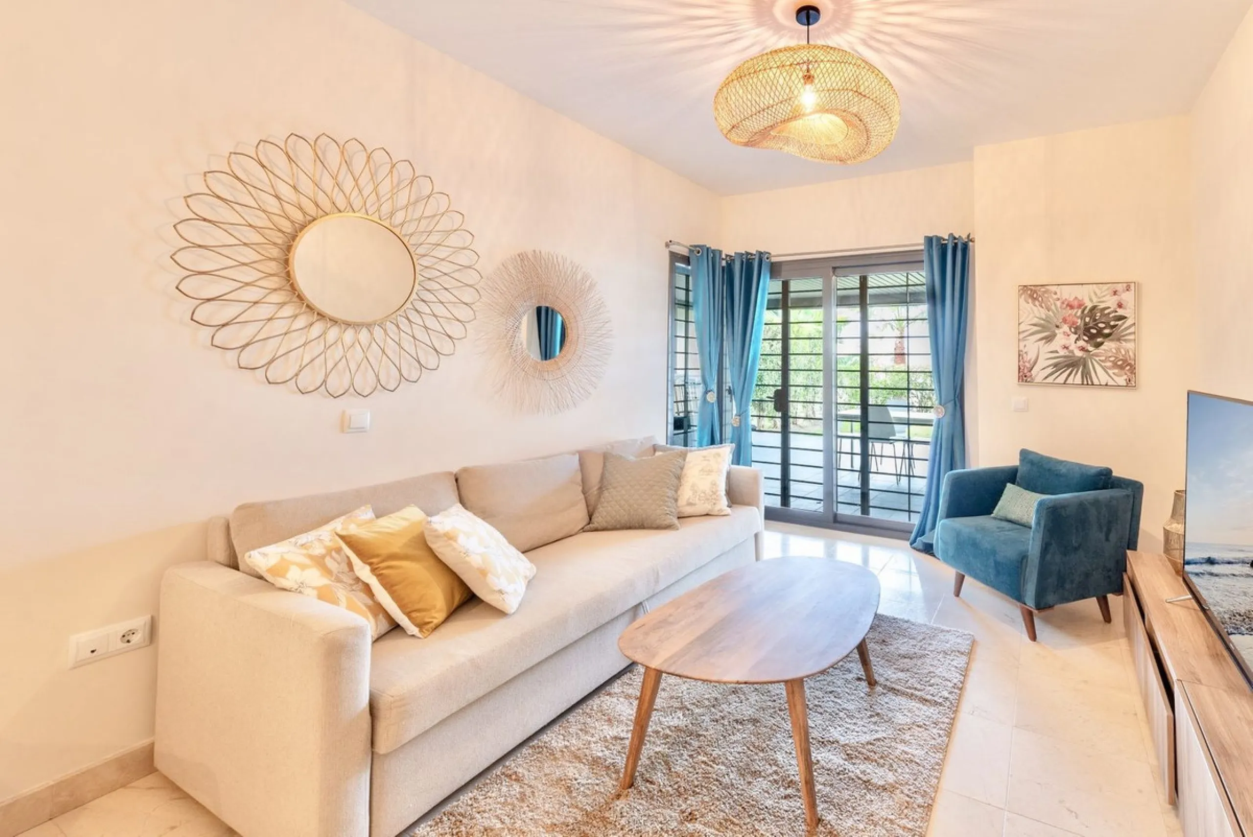 Elevated ground floor unit with fabulous terrace and garden space! The spacious back plot is facing southeast, and the front terrace and garden is facing southwest (with garden, mountain and a bit of sea view), so you always have areas with sun and shade,