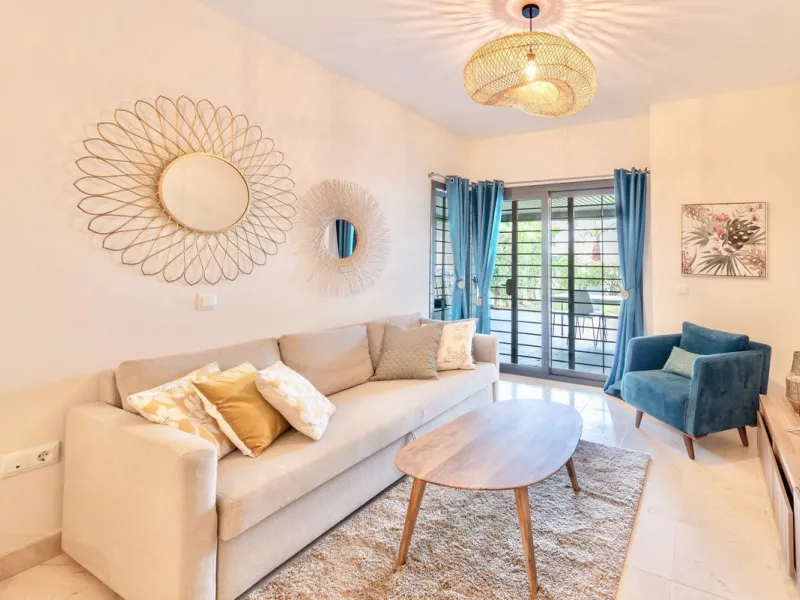 Elevated ground floor unit with fabulous terrace and garden space! The spacious back plot is facing southeast, and the front terrace and garden is facing southwest (with garden, mountain and a bit of sea view), so you always have areas with sun and shade,