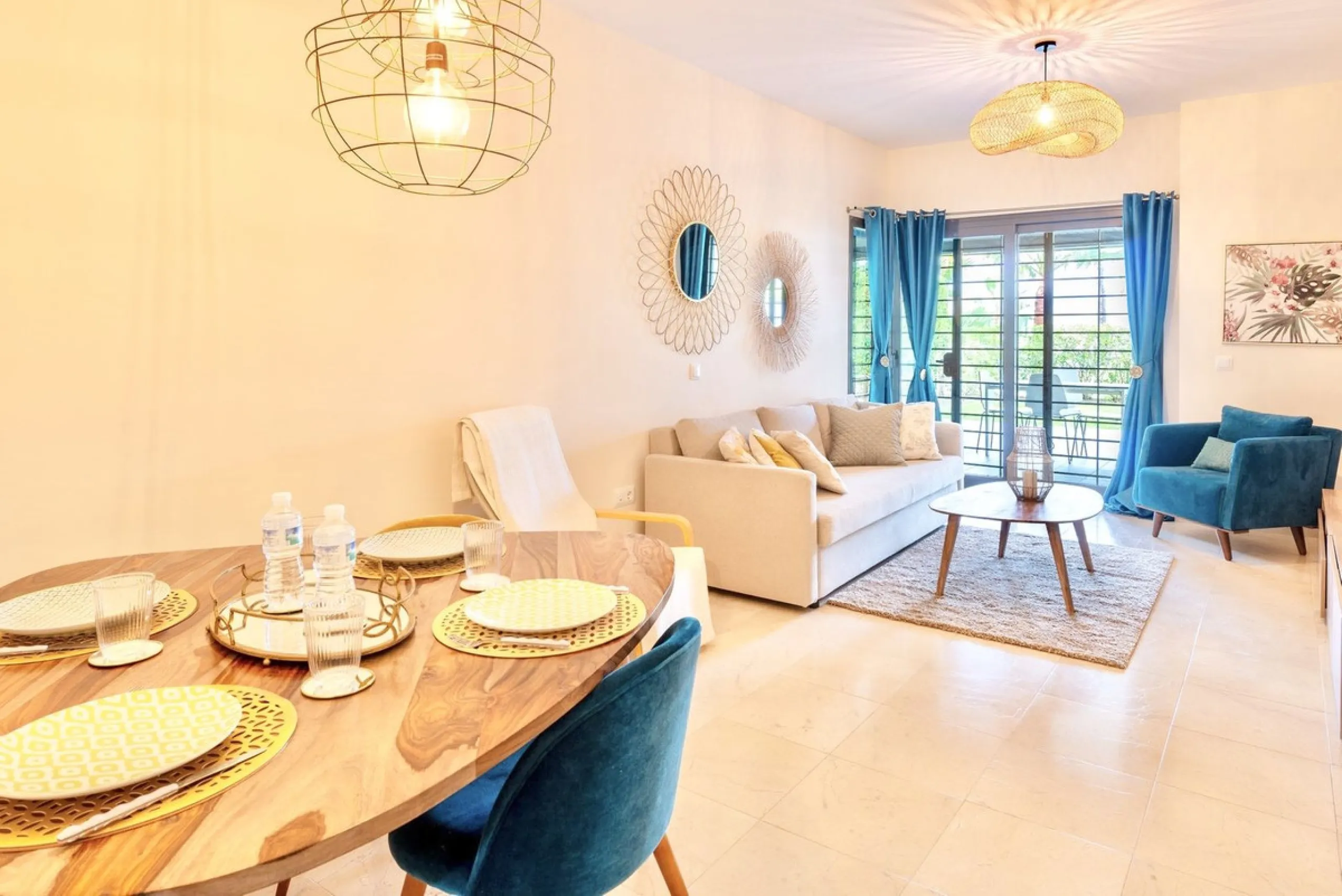 Elevated ground floor unit with fabulous terrace and garden space! The spacious back plot is facing southeast, and the front terrace and garden is facing southwest (with garden, mountain and a bit of sea view), so you always have areas with sun and shade,
