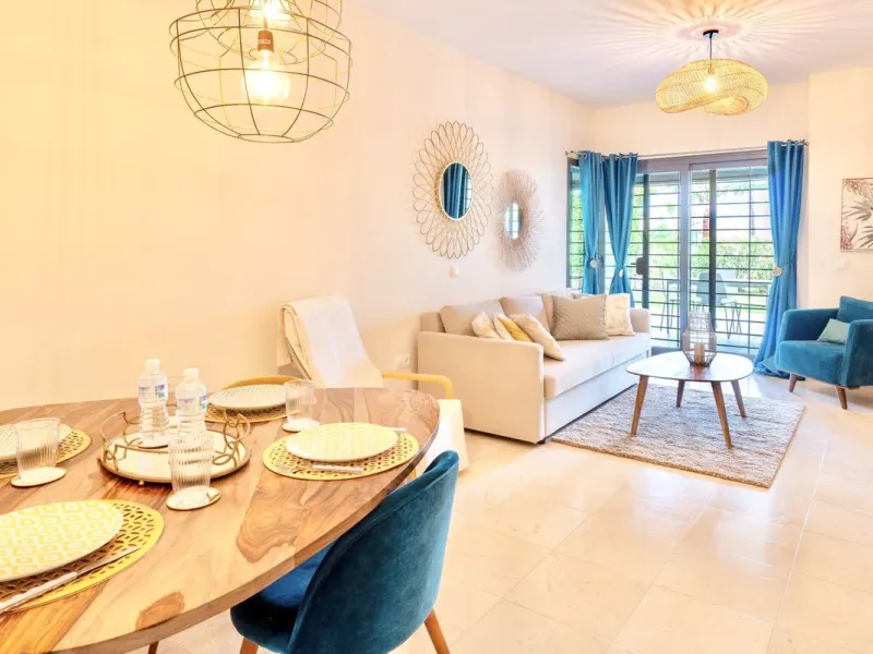 Elevated ground floor unit with fabulous terrace and garden space! The spacious back plot is facing southeast, and the front terrace and garden is facing southwest (with garden, mountain and a bit of sea view), so you always have areas with sun and shade,